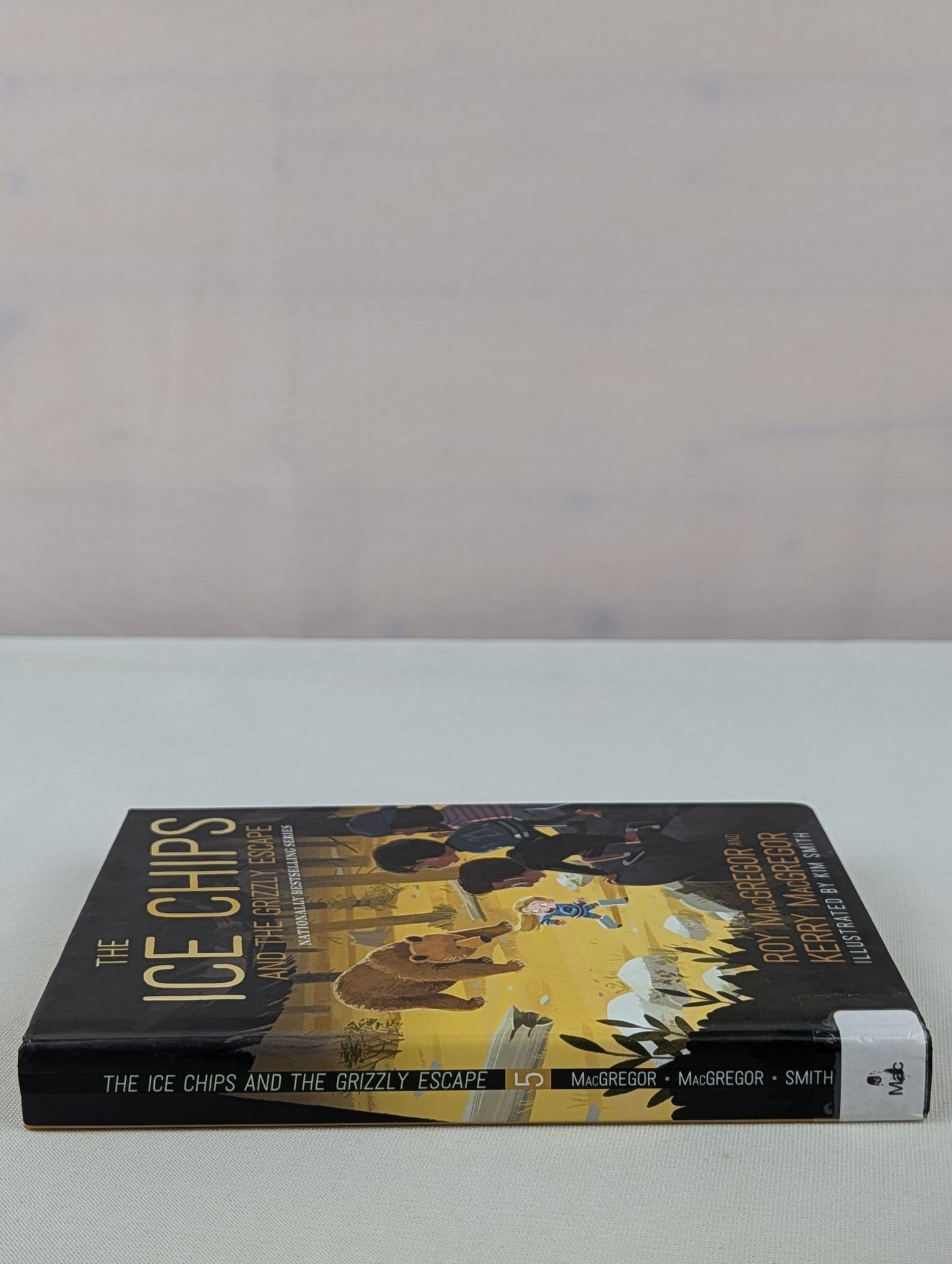 The Ice Chips and the Grizzly Escape by Roy MacGregor, Kerry MacGregor, Kim Smith