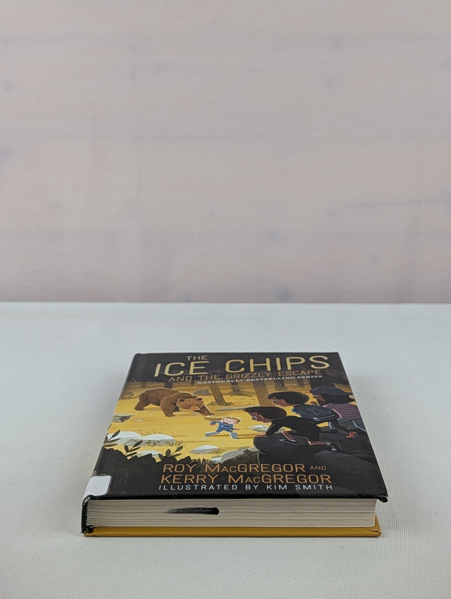 The Ice Chips and the Grizzly Escape by Roy MacGregor, Kerry MacGregor, Kim Smith
