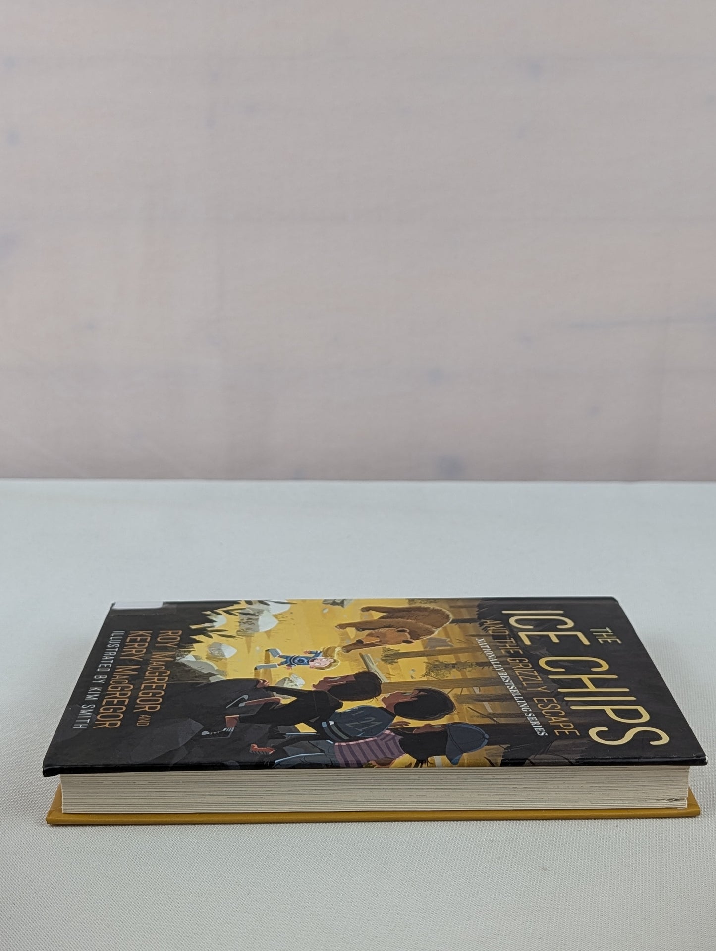 The Ice Chips and the Grizzly Escape by Roy MacGregor, Kerry MacGregor, Kim Smith