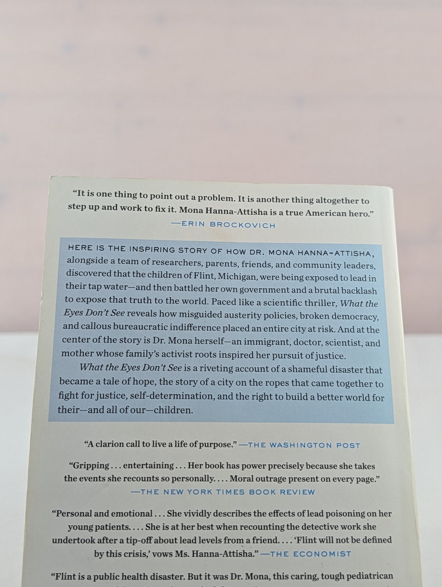 What the Eyes Don't See: A Story of Crisis, Resistance, and Hope in an American City by Mona Hanna-Attisha