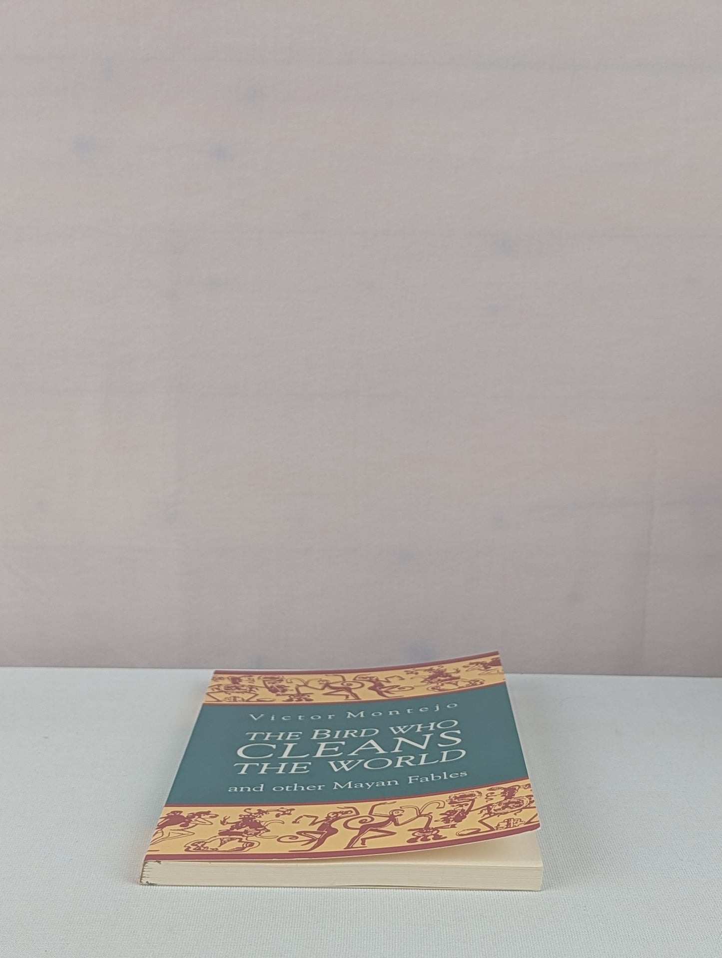 The Bird Who Cleans the World and Other Mayan Fables by Victor Montejo, Wallace Kaufman