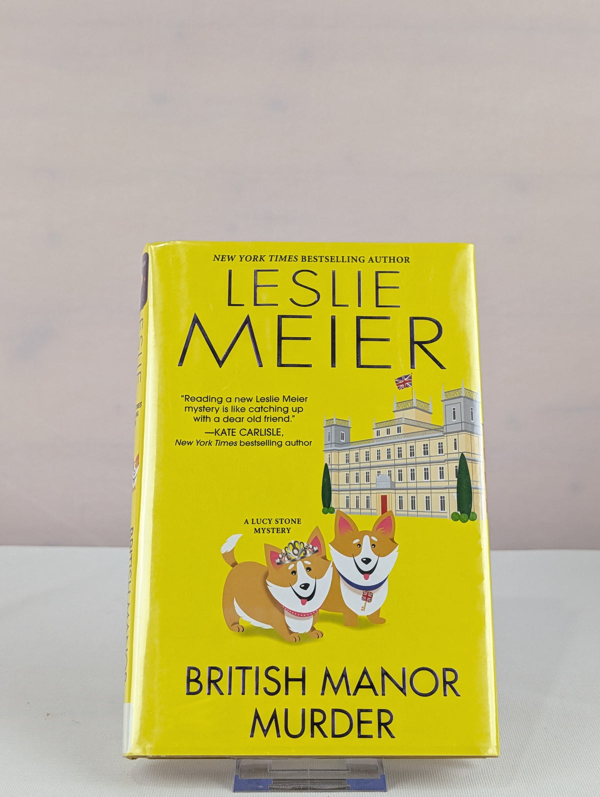 British Manor Murder (A Lucy Stone Mystery) by Leslie Meier