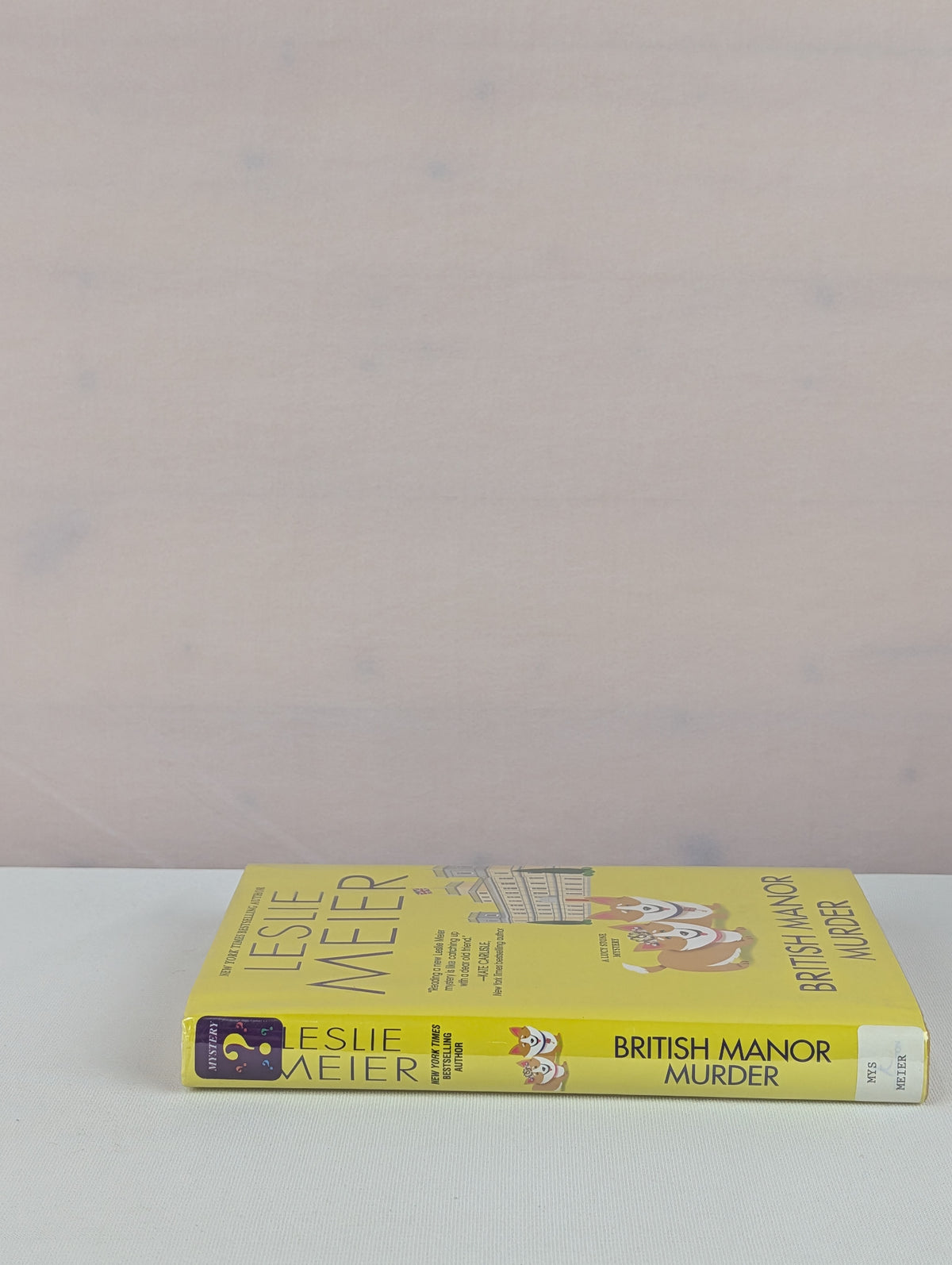 British Manor Murder (A Lucy Stone Mystery) by Leslie Meier