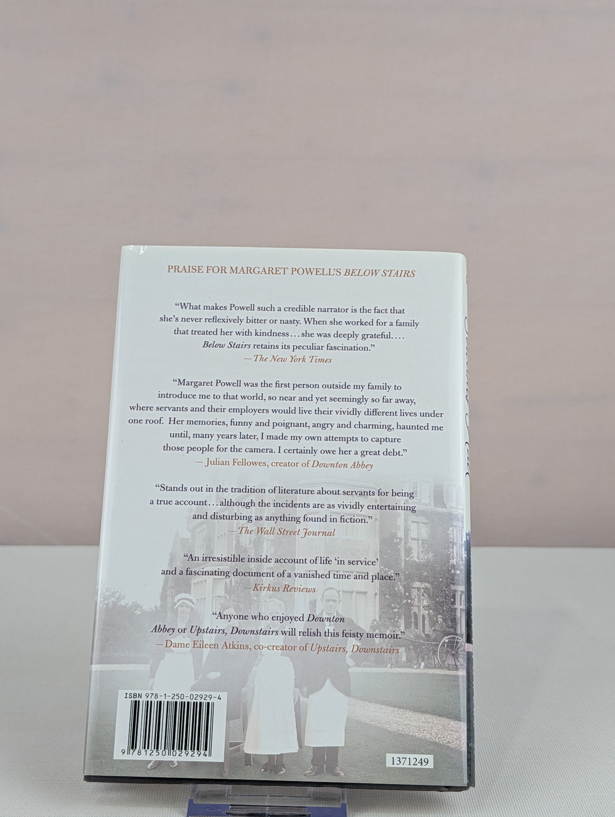 Servants' Hall: A Real Life Upstairs, Downstairs Romance (Below Stairs) by Margaret Powell