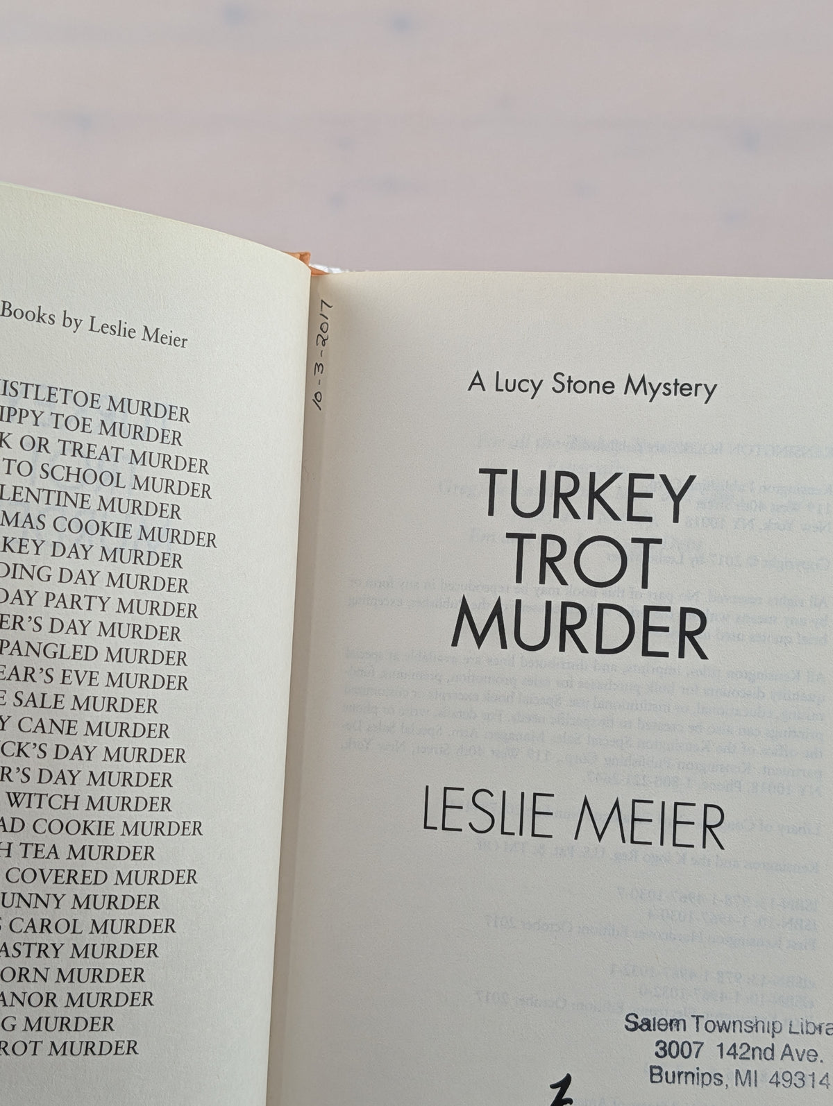 Turkey Trot Murder (A Lucy Stone Mystery) by Leslie Meier